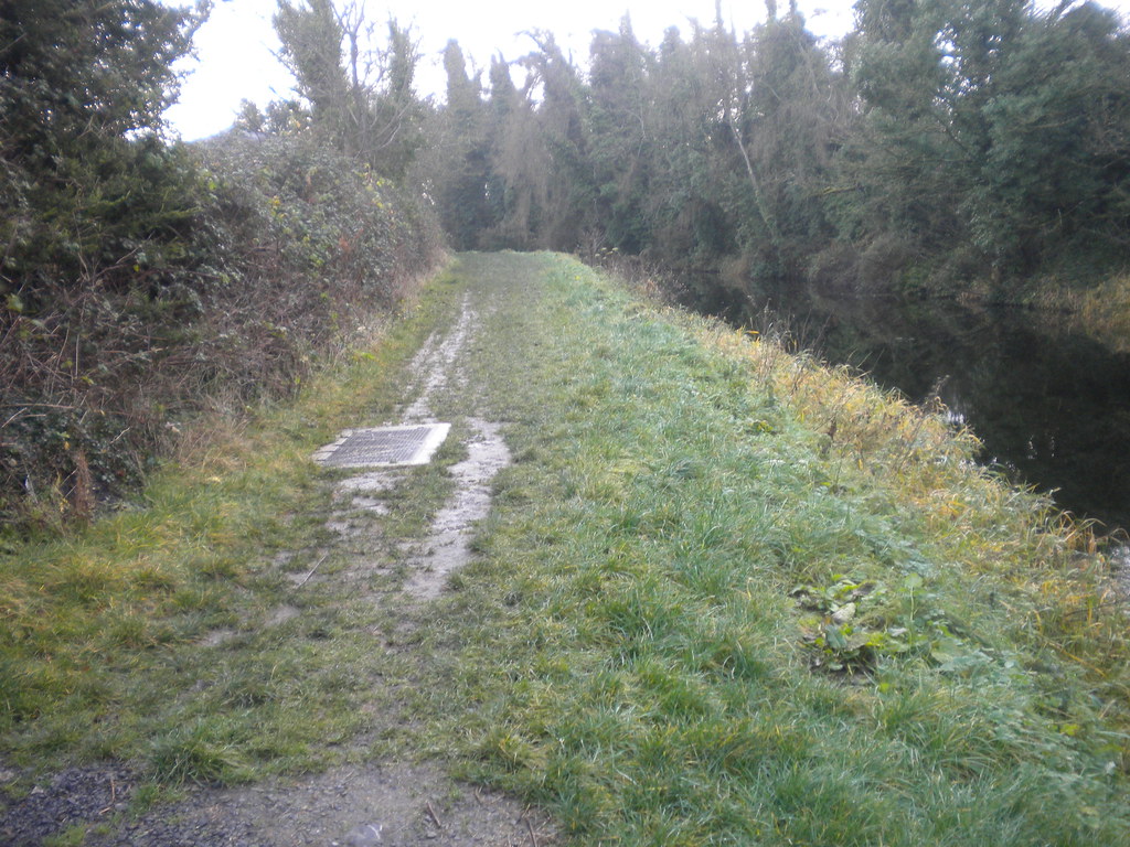 The Royal Canal towpath from Spinbridge Kilcock as the Canal begins a long left curve around the village to Kilcock Harbour